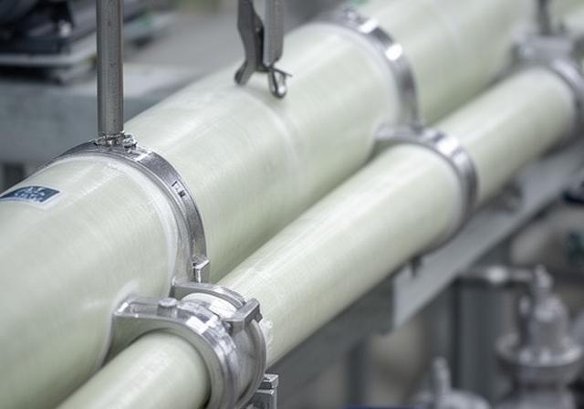 Cañería de PRFV instalada en un entorno industrial para transporte de fluidos corrosivos
